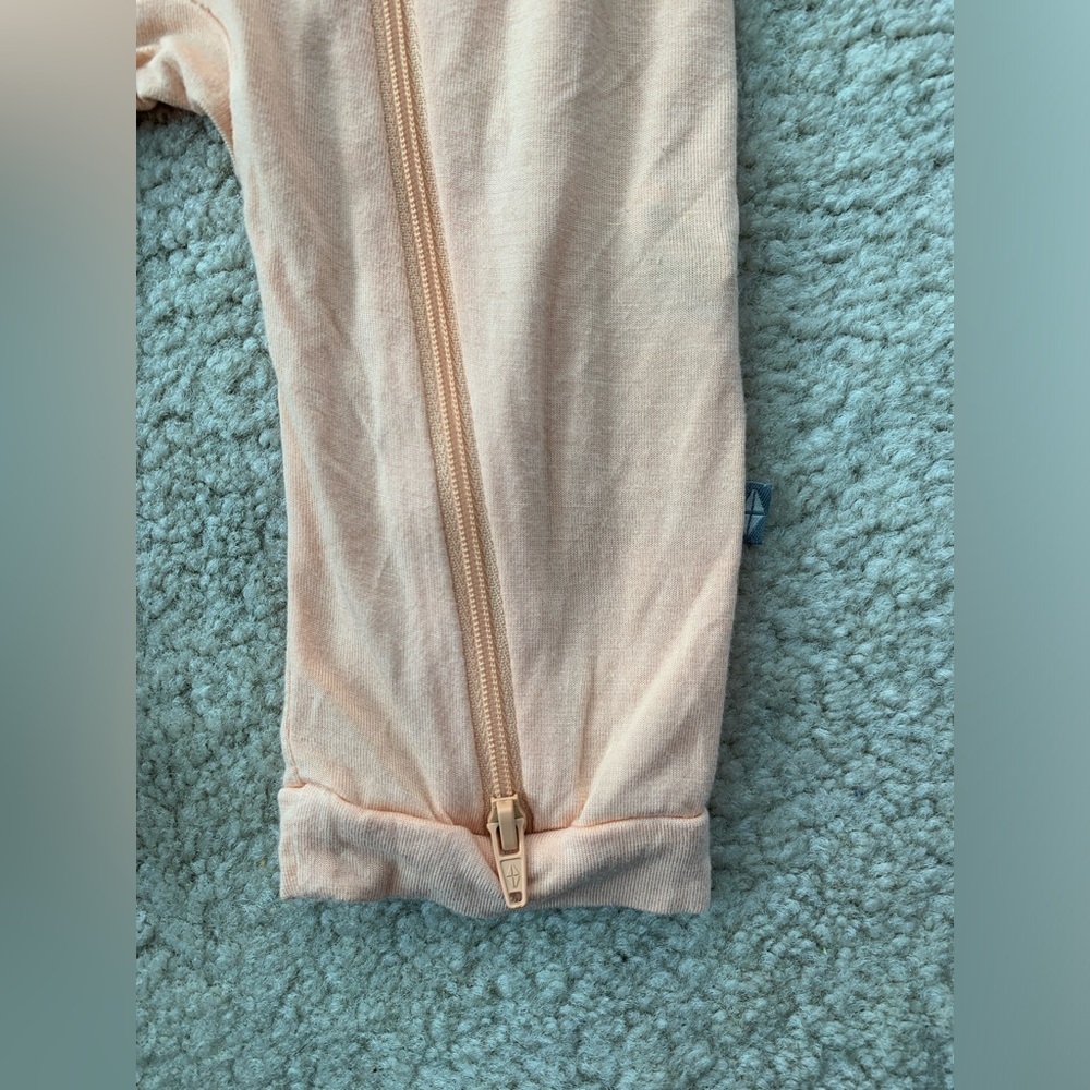 Kyte Baby Size 3-6 Months Sleeveless Zippered Romper in Peach - Picture 5 of 6